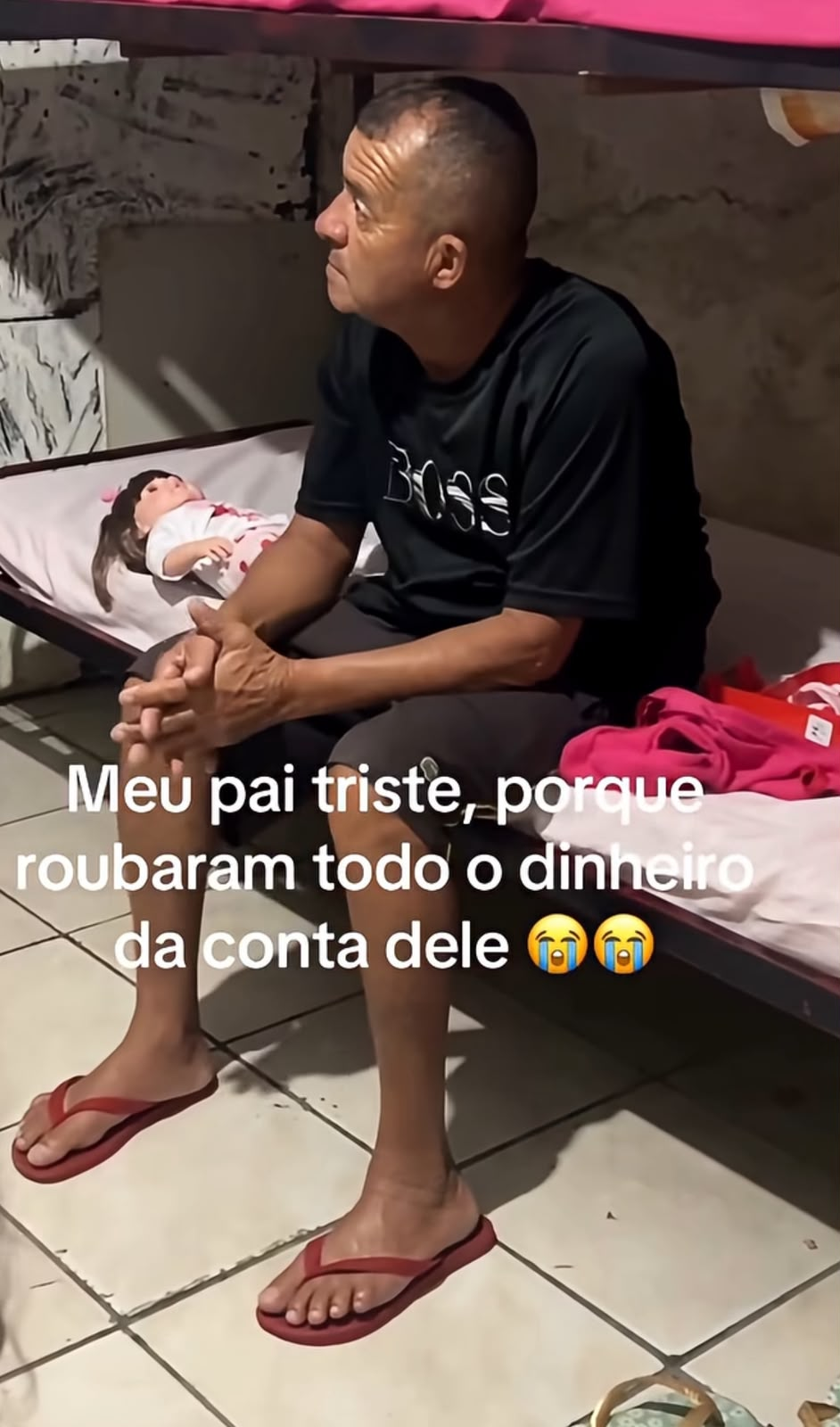 Pai da Helen sentado, momento de comoção com a família